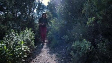 Dişi arkadaşlar gerçek kayaya tırmanıyorlar. Yüksek kalite 4k görüntü