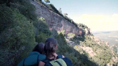 Dişi arkadaşlar gerçek kayaya tırmanıyorlar. Yüksek kalite 4k görüntü