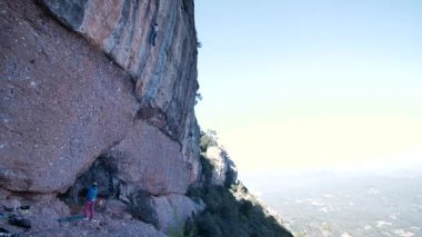 İspanya 'nın Barcelona yakınlarındaki dağlara tırmanmaya giden iki bayan arkadaş. Kadınlar dışarı tırmanıyor. Yüksek kalite 4k görüntü