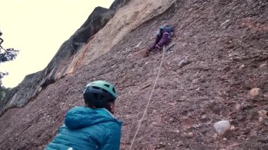 Dişi arkadaşlar gerçek kayaya tırmanıyorlar. Yüksek kalite 4k görüntü