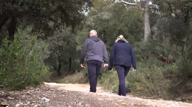 Barcelona yakınlarındaki dağlarda yürüyüş yapan yaşlı çift. Yüksek kalite 4k görüntü