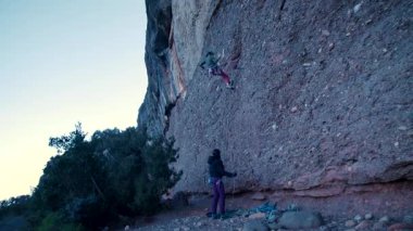 Dişi arkadaşlar gerçek kayaya tırmanıyorlar. Yüksek kalite 4k görüntü