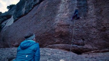 Dişi arkadaşlar gerçek kayaya tırmanıyorlar. Yüksek kalite 4k görüntü