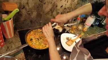 Ev hanımı evde balık güveci pişiriyor. Yüksek kalite 4k görüntü