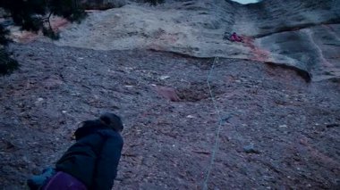 Dişi arkadaşlar gerçek kayaya tırmanıyorlar. Yüksek kalite 4k görüntü