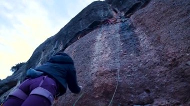 Dişi arkadaşlar gerçek kayaya tırmanıyorlar. Yüksek kalite 4k görüntü