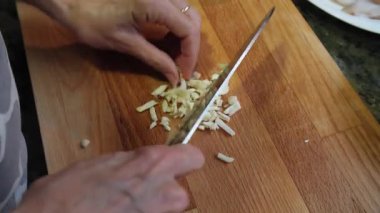 Ev hanımı evde balık güveci pişiriyor. Yüksek kalite 4k görüntü