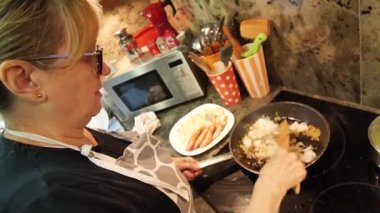 Ev hanımı evde balık güveci pişiriyor. Yüksek kalite 4k görüntü