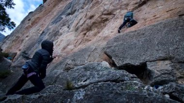 Arkadaşlar Siurana 'ya tırmanıyor ve günü dışarıda geçiriyorlar. Yüksek kalite 4k görüntü