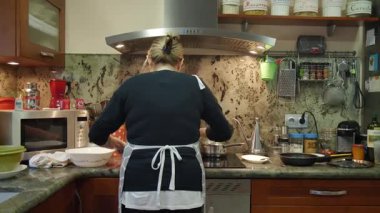 Ev hanımı evde balık güveci pişiriyor. Yüksek kalite 4k görüntü