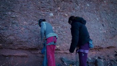 Dişi arkadaşlar gerçek kayaya tırmanıyorlar. Yüksek kalite 4k görüntü