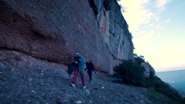 Dişi arkadaşlar gerçek kayaya tırmanıyorlar. Yüksek kalite 4k görüntü