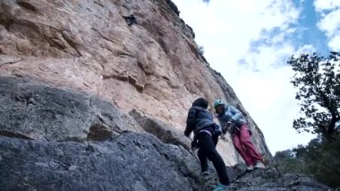 Arkadaşlar Siurana 'ya tırmanıyor ve günü dışarıda geçiriyorlar. Yüksek kalite 4k görüntü