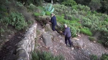 Barcelona yakınlarındaki dağlarda yürüyüş yapan yaşlı çift. Yüksek kalite 4k görüntü