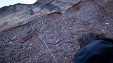 İspanya 'nın Barcelona yakınlarındaki dağlara tırmanmaya giden iki bayan arkadaş. Kadınlar dışarı tırmanıyor. Yüksek kalite 4k görüntü
