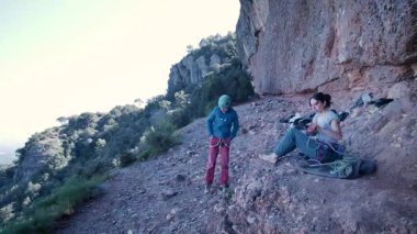 İspanya 'nın Barcelona yakınlarındaki dağlara tırmanmaya giden iki bayan arkadaş. Kadınlar dışarı tırmanıyor. Yüksek kalite 4k görüntü