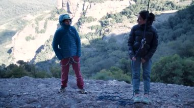 İspanya 'nın Barcelona yakınlarındaki dağlara tırmanmaya giden iki bayan arkadaş. Kadınlar dışarı tırmanıyor. Yüksek kalite 4k görüntü