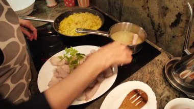 Ev hanımı evde balık güveci pişiriyor. Yüksek kalite 4k görüntü