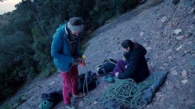 Dişi arkadaşlar gerçek kayaya tırmanıyorlar. Yüksek kalite 4k görüntü