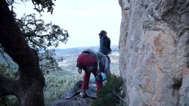 Arkadaşlar Siurana 'ya tırmanıyor ve günü dışarıda geçiriyorlar. Yüksek kalite 4k görüntü