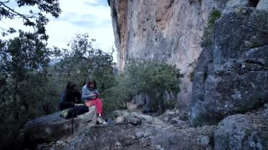 Arkadaşlar Siurana 'ya tırmanıyor ve günü dışarıda geçiriyorlar. Yüksek kalite 4k görüntü