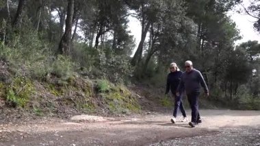 Barcelona yakınlarındaki dağlarda yürüyüş yapan yaşlı çift. Yüksek kalite 4k görüntü