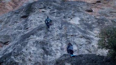 Arkadaşlar Siurana 'ya tırmanıyor ve günü dışarıda geçiriyorlar. Yüksek kalite 4k görüntü