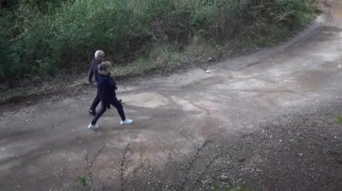 Barcelona yakınlarındaki dağlarda yürüyüş yapan yaşlı çift. Yüksek kalite 4k görüntü