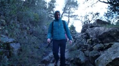 Arkadaşlar Siurana 'ya tırmanıyor ve günü dışarıda geçiriyorlar. Yüksek kalite 4k görüntü