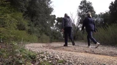 Barcelona yakınlarındaki dağlarda yürüyüş yapan yaşlı çift. Yüksek kalite 4k görüntü