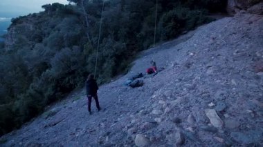 Dişi arkadaşlar gerçek kayaya tırmanıyorlar. Yüksek kalite 4k görüntü