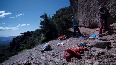 Arkadaşlar doğada kırmızı kayalara tırmanıyor. Yüksek kalite 4k görüntü