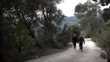 Barcelona yakınlarındaki dağlarda yürüyüş yapan yaşlı çift. Yüksek kalite 4k görüntü