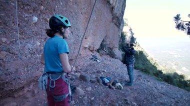 İspanya 'nın Barcelona yakınlarındaki dağlara tırmanmaya giden iki bayan arkadaş. Kadınlar dışarı tırmanıyor. Yüksek kalite 4k görüntü