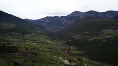 Dağlarda küçük bir kasaba. Yüksek kalite 4K hava aracı görüntüsü