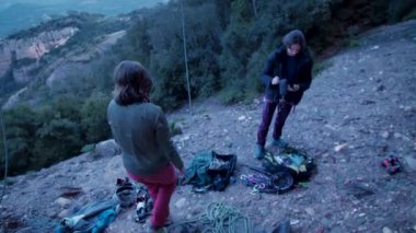 Dişi arkadaşlar gerçek kayaya tırmanıyorlar. Yüksek kalite 4k görüntü