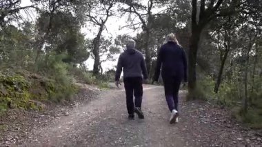 Barcelona yakınlarındaki dağlarda yürüyüş yapan yaşlı çift. Yüksek kalite 4k görüntü
