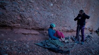 Dişi arkadaşlar gerçek kayaya tırmanıyorlar. Yüksek kalite 4k görüntü