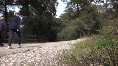 Barcelona yakınlarındaki dağlarda yürüyüş yapan yaşlı çift. Yüksek kalite 4k görüntü