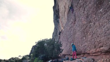 Dişi arkadaşlar gerçek kayaya tırmanıyorlar. Yüksek kalite 4k görüntü