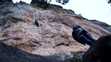 Arkadaşlar Siurana 'ya tırmanıyor ve günü dışarıda geçiriyorlar. Yüksek kalite 4k görüntü