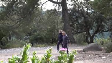 Barcelona yakınlarındaki dağlarda yürüyüş yapan yaşlı çift. Yüksek kalite 4k görüntü
