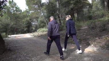 Barcelona yakınlarındaki dağlarda yürüyüş yapan yaşlı çift. Yüksek kalite 4k görüntü