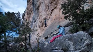 Arkadaşlar Siurana 'ya tırmanıyor ve günü dışarıda geçiriyorlar. Yüksek kalite 4k görüntü