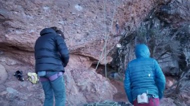 İspanya 'nın Barcelona yakınlarındaki dağlara tırmanmaya giden iki bayan arkadaş. Kadınlar dışarı tırmanıyor. Yüksek kalite 4k görüntü