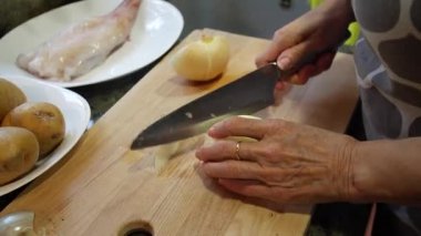 Ev kadınının soğan keserken çekilmiş 4K görüntüsü. Yüksek kalite 4k görüntü