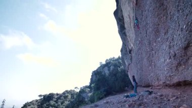 İspanya 'nın Barcelona yakınlarındaki dağlara tırmanmaya giden iki bayan arkadaş. Kadınlar dışarı tırmanıyor. Yüksek kalite 4k görüntü