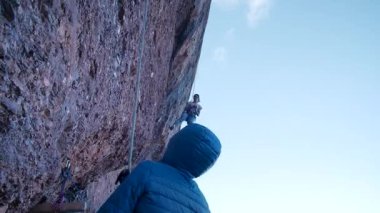 İspanya 'nın Barcelona yakınlarındaki dağlara tırmanmaya giden iki bayan arkadaş. Kadınlar dışarı tırmanıyor. Yüksek kalite 4k görüntü