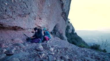 Dişi arkadaşlar gerçek kayaya tırmanıyorlar. Yüksek kalite 4k görüntü