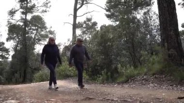 Barcelona yakınlarındaki dağlarda yürüyüş yapan yaşlı çift. Yüksek kalite 4k görüntü